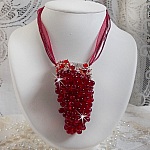 Pendentif Tendre Rouge monté avec des gouttes en verre rouge, des perles rondes facettées et des perles nacrées